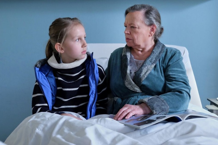 Die kleine Hanna erzählt Marlies Böhmer, dass sie ihre Enkelin ist. Die Patientin schaut verdutzt - und glaubt dem Mädchen kein Wort.