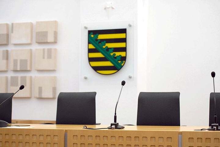 Noch schlichter ist das Staatswappen, das etwa im Oberverwaltungsgericht in Bautzen hängt.
