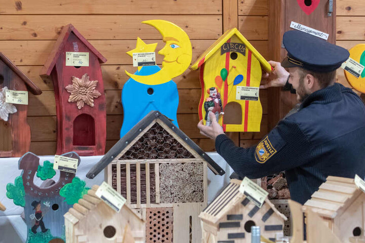 Ein Justizvollzugsbeamter hilft beim Aufbau.