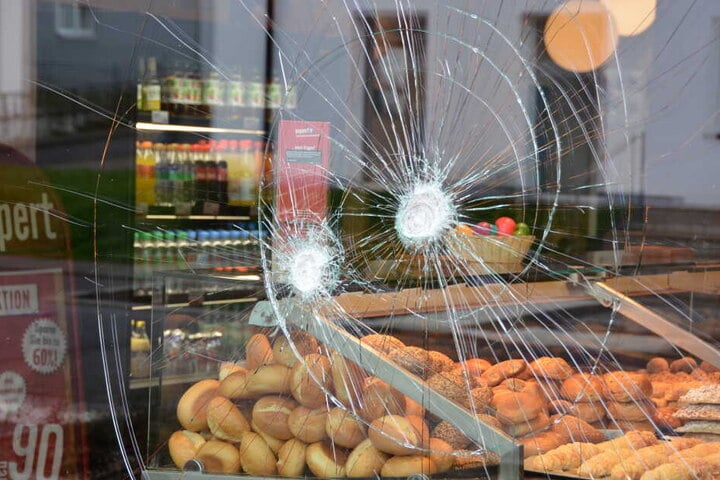 Zuvor hatte der afghanische Flüchtling in der Bäckerei-Filiale randaliert, sogar mehrere Menschen angegriffen.