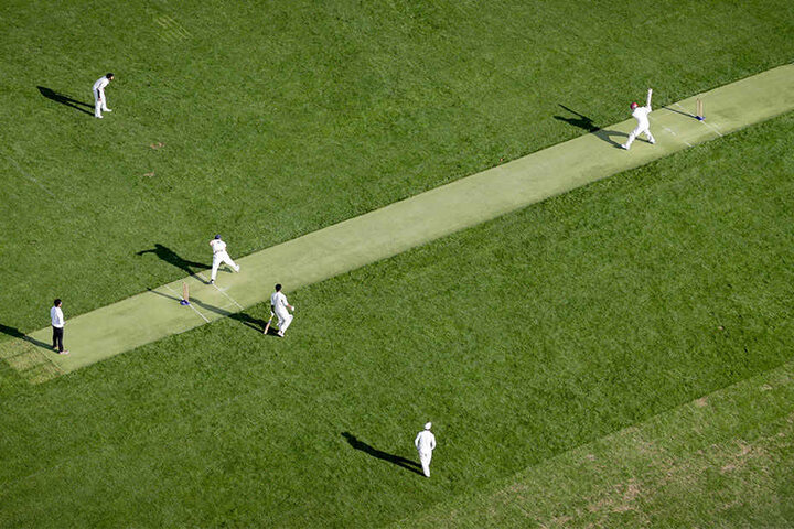 Das Maifeld kennt eigentlich andere Sportarten: Zwei Teams spielen am 12.09.2015 in Berlin auf dem Maifeld im Sonnenschein Cricket.