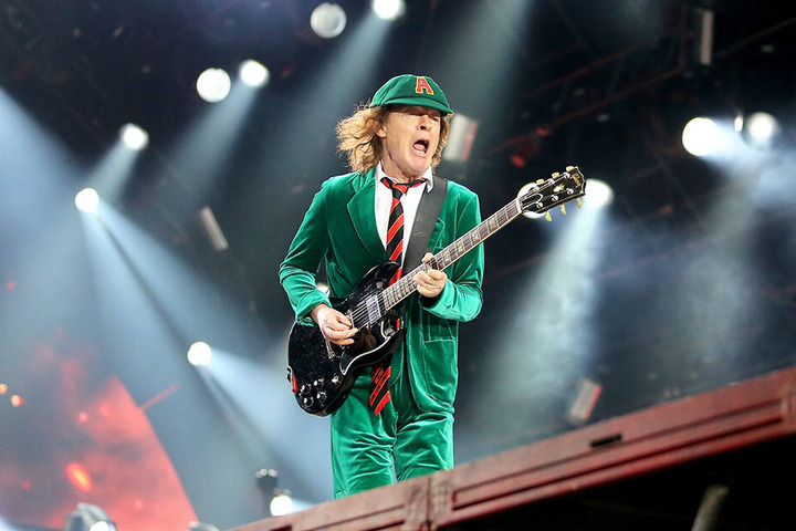 AC/DC-Leadgitarrist Angus Young spielt am 01.06.2016 beim Konzert von AC/DC mit dem neuen Album "Rock or Bust" in der Red Bull Arena in Leipzig (Sachsen). Die Hard-Rock-Band soll bei der Party auftreten.