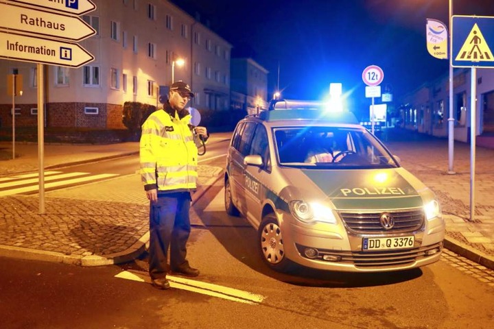 Gleich gibt es hier kein Durchkommen mehr. Die Polizei hat die S172 komplett gesperrt.