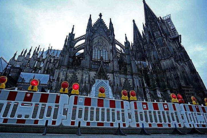 Die Treppe vor dem Dom ist abgesperrt. Es besteht Gefahr, dass Gegenstände vom Dom herabfallen.