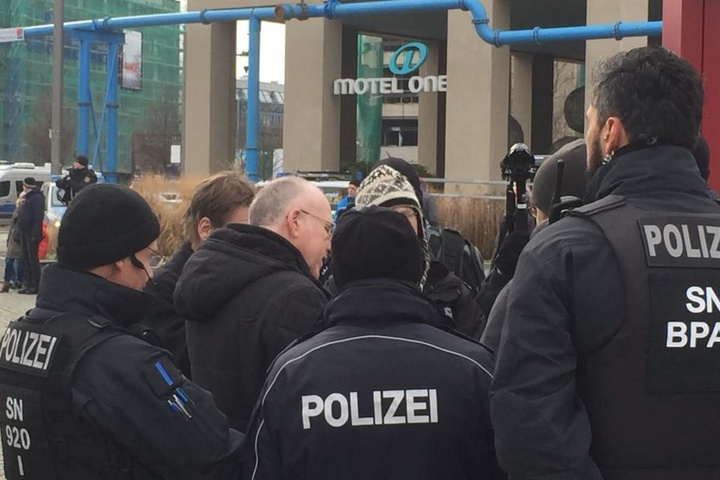 Gerhard Ittner (58) im Gespräch mit der Polizei.