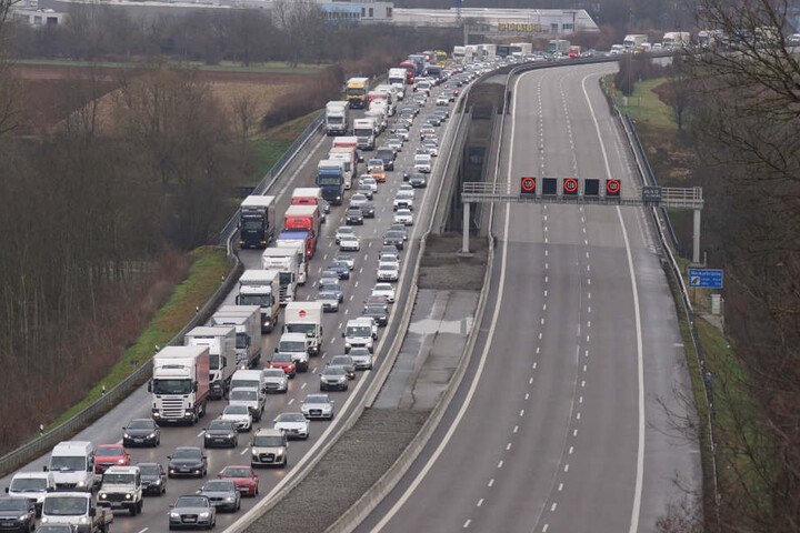 Der Verkehr staute sich nach dem Crash über mehrere Kilometer zurück.
