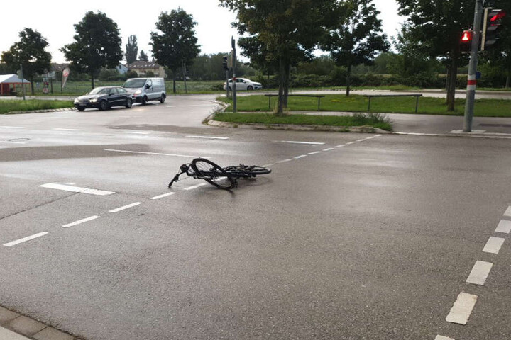 Das Fahrrad liegt auf einer Kreuzung auf der Straße.
