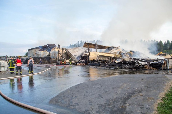 Die Feuerwehr ist am Samstagmorgen noch immer im Löscheinsatz.