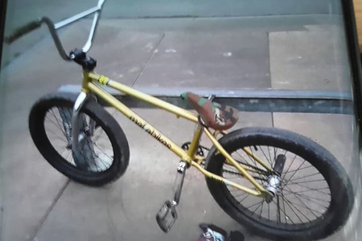 Er ist oft mit seinem goldenen BMX-Bike unterwegs.