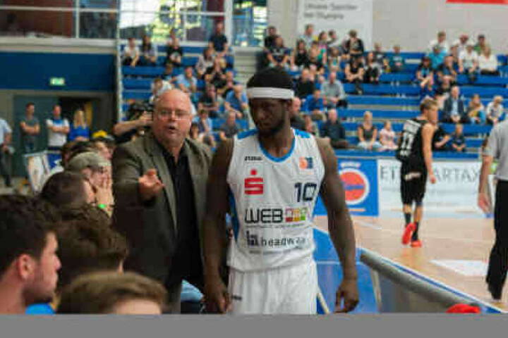 Trainer Steven Clauss im Gespräch mit Ricky Alonzo Price Jr.