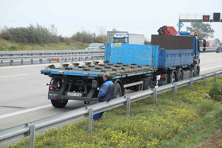 Während der Bergungsarbeiten ist nur ein Fahrstreifen befahrbar.