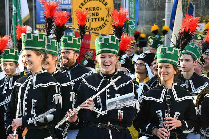 Spaß an der Tradition: Auch junge Flötenspielerinnen und -spieler waren bei der Bergparade dabei und zeigten ihr Können.