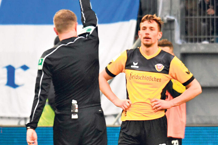 Jannik Müller (r.) sieht hier von Schiri Robert Schröder eine seiner insgesamt fünf Gelben Karten.