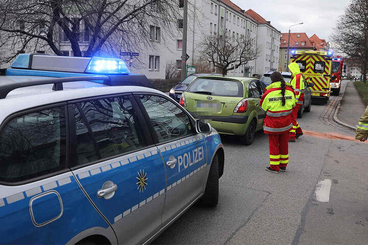 Polizei, Feuerwehr und Rettungswagen sind vor Ort im Einsatz.