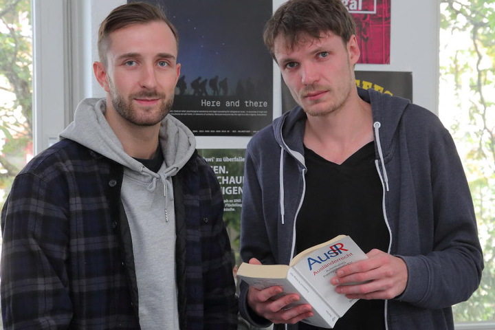 Thomas Hoffmann (29, links) und Mark Gärtner (27) vom Sächsischen Flüchtlingsrat.