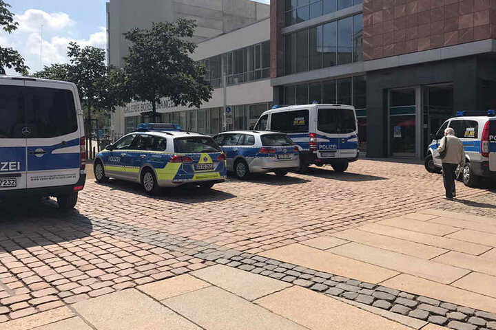 Die Polizei ist mit einem Großaufgebot vor Ort.