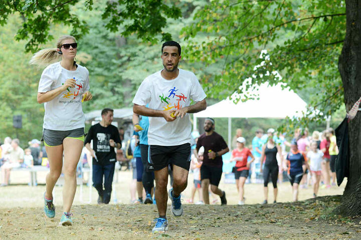 Diese Läufer drehten im Waldpark Blasewitz Runden für notleidende
Flüchtlingskinder.
