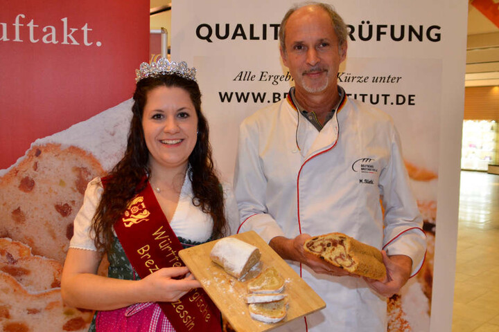 Im Namen des Gebäcks unterwegs: Stollen-Experte Manfred Stiefel mit der baden-württembergischen Brezelprinzessin Elisabeth Fleckenstein bei der Prüfung in Ludwigsburg.