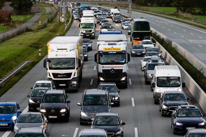 Grund war eine Vollsperrung der Autobahn zwischen der Anschlussstelle Schnelsen-Nord und dem Dreieck Nordwest.