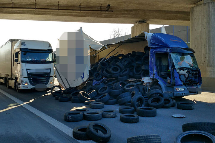 Durch den Unfall riss die Plane eines Lkw und die Ladung kullerte über die Fahrbahn.