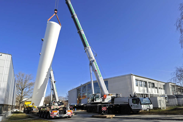 Zwei Kräne stellten den 18 Meter hohen Wasserstofftank an der TU auf.
