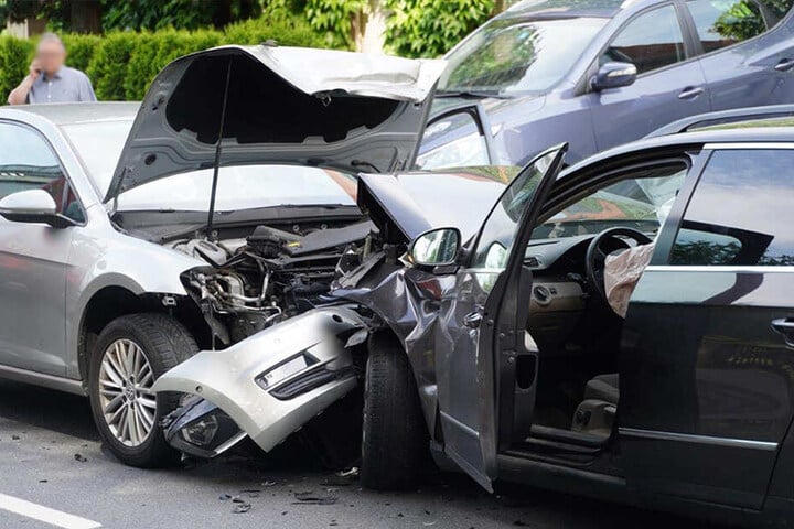 Die Autos wurden bei dem Unfall im vorderen Bereich komplett zerstört.