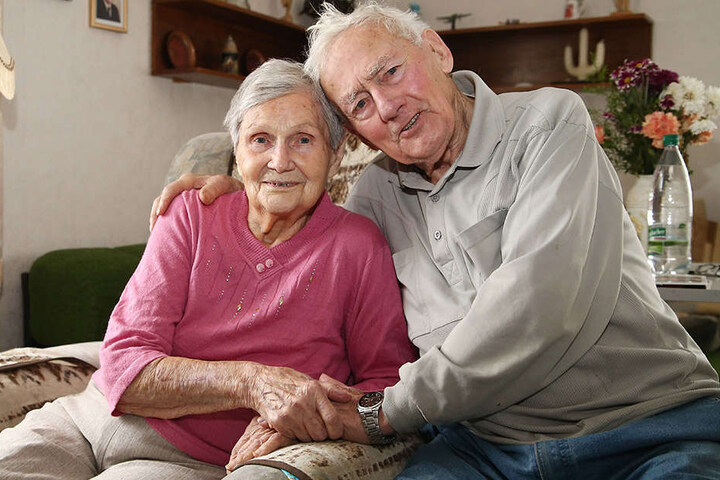Auch nach einem Dreivierteljahrhundert ist ihre Liebe noch jung: Elfriede (95) und Waldemar Günther (96).