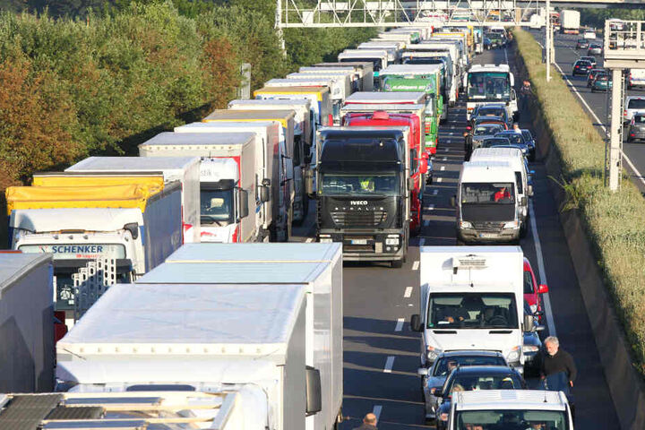 Auf der A4 hatte es sich vor einem Baustelle gestaut, dort fuhr der Mann hinein. (Symbolbild)