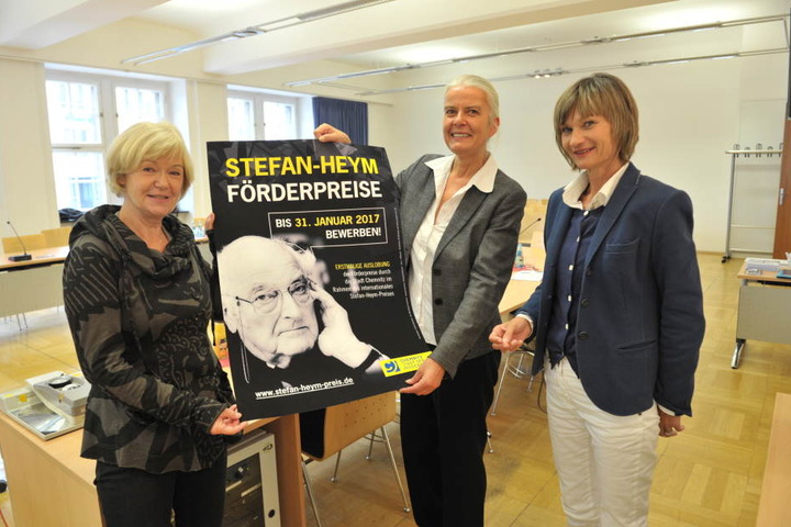 Ulrike Uhlig (63) von der Stefan-Heym-Gesellschaft, Bernadette Malinowski (51) und OB Barbara Ludwig (54, v.l.) bei der Bekanntgabe des Gewinners.