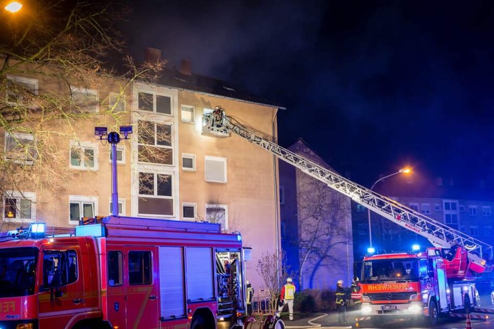Die Feuerwehr kämpfte in der Berliner Straße gegen das Feuer.