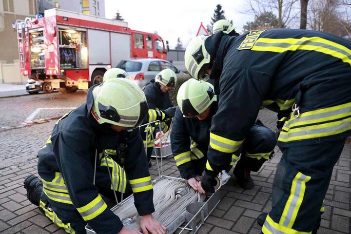 Feuerwehrmänner wappnen sich fürs Schlimmste...