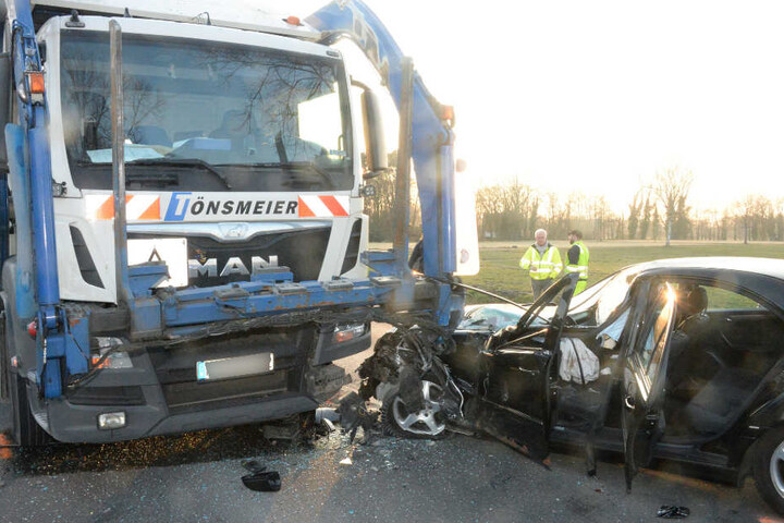 Der Mercedes war nach dem Crash nur noch Schrott.