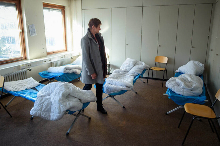 Elke Breitenbach (Die Linke), Senatorin für Integration, Arbeit und Soziales, besichtigt eines der Mehrbettzimmer in der Notunterkunft der Gebewo gGmbH für Obdach- und Wohnungslose in der Storkower Straße. (Archivbild)