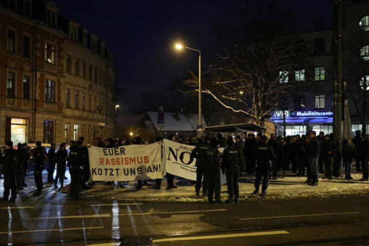 Die Veranstaltung wurde von lautem Protest begleitet. Geschätzt 200 Gegendemonstranten hatten sich in Pieschen eingefunden.