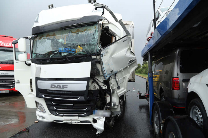 Der auffahrende Lkw wurde erheblich beschädigt.