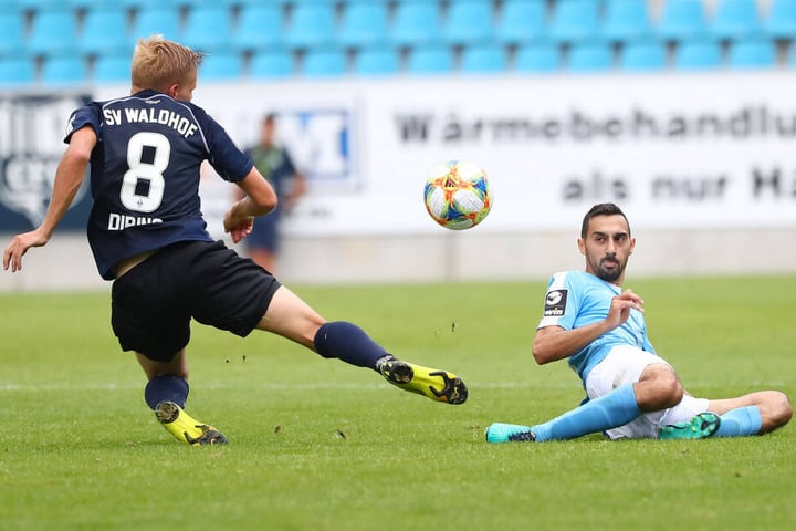 Rafael Garcia (r.) ging gegen Mannheim voran und wie hier bei Dorian Diring robust in die Zweikämpfe.