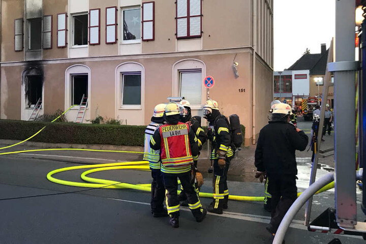 Die Feuerwehr ist mit einem Großaufgebot vor Ort.