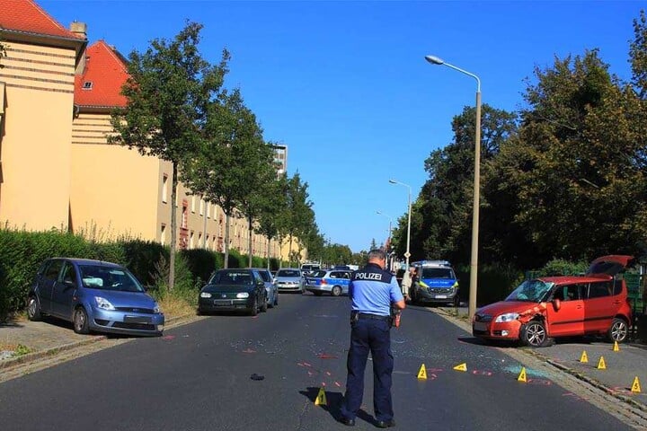 Während die Polizei den Unfall aufnahm, war die Breitscheidstraße in Dresden Dobritz voll gesperrt.