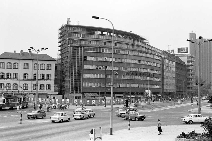 Trabi-Treffen am "Schocken": Neben dem alten Centrum-Warenhaus "Schocken" (heute "smac") gab’s 1985 noch das Gebäude der historischen Mädchenschule. Das heutige "Hotel Mercure" im Hintergrund hieß noch "Kongress".