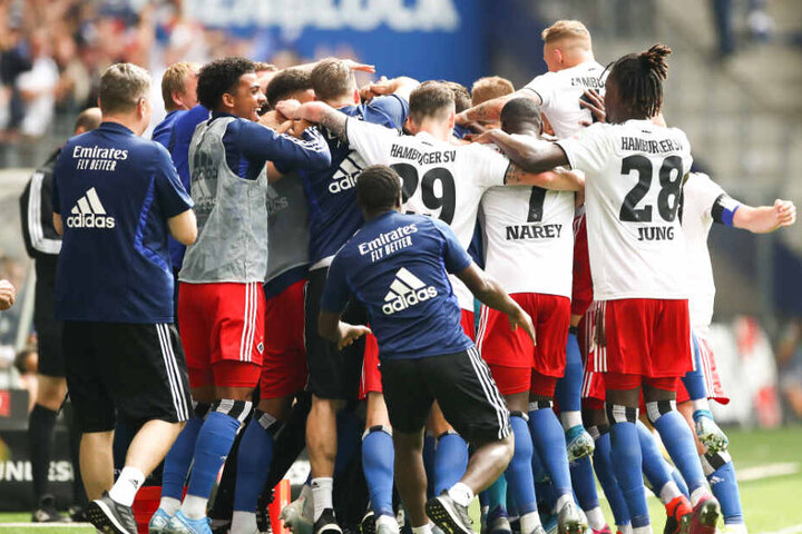 Nach seinem Treffer gegen Hannover 96 jubelte die gesamte Mannschaft mit dem jungen Gambier.