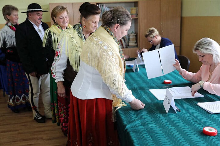 In Polen haben die Wahlbüros bis 21 Uhr geöffnet. So wie in Witow (Foto) muss auf die Wahlhelfer Verlass sein.