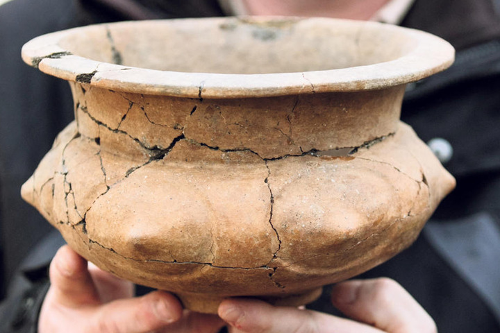 Wolfgang Ender vom Landesamt für Archäologie mit einem bronzezeitlichen Grabgefäß.