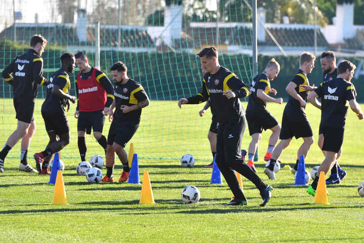 Nichts mit Faulenzen nach der Anreise. Am Nachmittag bat Coach Uwe Neuhaus zur ersten Einheit im Camp.Bei Sonne satt macht auch Training Spaß!
