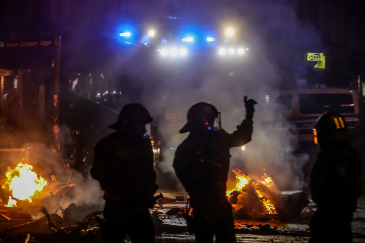 Polizisten stehen nach Ausschreitungen während des G20 Gipfels am Schulterblatt im Schanzenviertel.