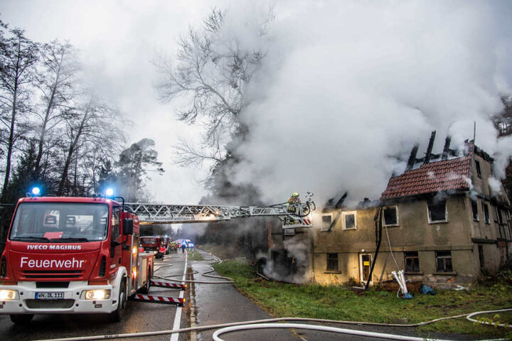 Das Feuer brach offenbar im Kamin aus.