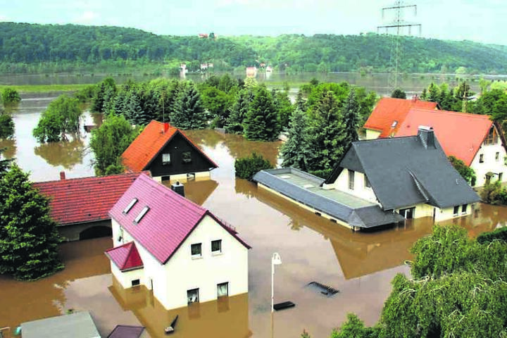 Das tiefer gelegene Brockwitz mit rund 40 Häusern wird bei Elbe-Hochwassern geflutet, wie diese Aufnahme vom Juni 2013 zeigt.