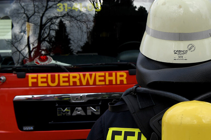 Die Feuerwehr musste den Verletzten mit zwei Trupps den Abhang hinauf zum Krankenwagen bringen. (Symbolbild)