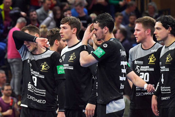 Enttäuschte Dresdner nach der 25:27-Niederlage, von links Julius Dierberg, Adrian Kammlodt, Roman Becvar, Nils Kretschmer und Gabor Pulay.