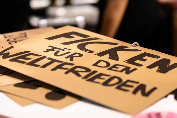 Ein Schild, ein Motto: Wir lassen den Slogan einfach für sich sprechen.