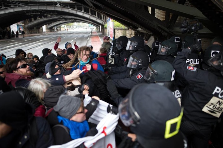 In Köln wird derzeit gegen den Parteitag der AfD demonstriert.
